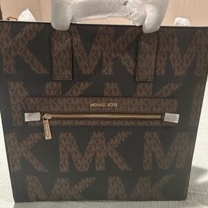 Brand new authentic mk purse and wallet. To large for me.
